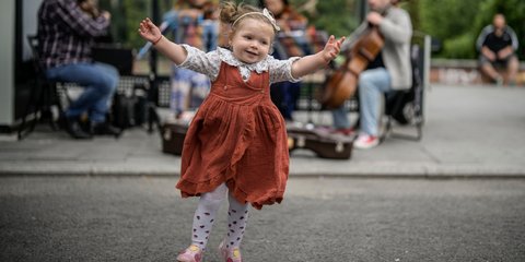 Η χαρά ζωγραφισμένη στο πρόσωπο ενός παιδιού, αντίδοτο για τις «μαύρες μέρες» που διανύουμε