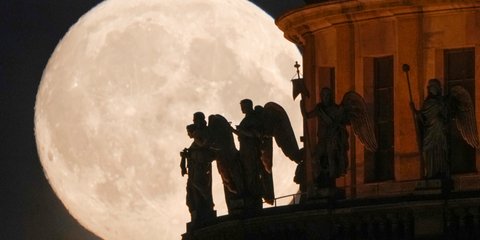 Η πανσέληνος της φράουλας στην Αγία Πετρούπολη