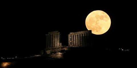 Πανσέληνος της Φράουλας: Μαγεύει η υπερπανσέληνος του Ιουνίου πάνω από το Σούνιο 
