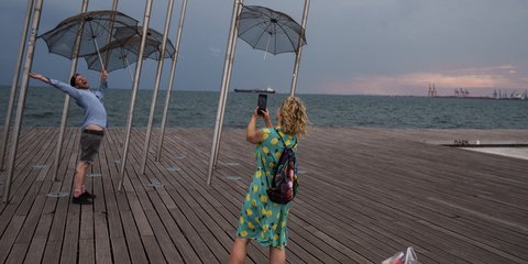 Οι ομπρέλες του Ζογγολόπουλου και η Νέα Παραλία Θεσσαλονίκης, θαυμάσιο σκηνικό για πόζα 
