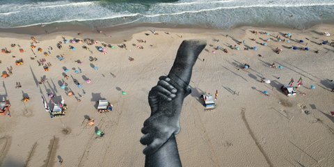 Εκπληκτικό έργο τέχνης στην παραλία Κόπα καμπάνα στη Βραζιλία 