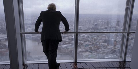 Ο Μπόρις Τζόνσον, το μακρινό 2013, ως δήμαρχος Λονδίνου τότε, ποζάρει για τους φωτογράφους, παρατηρώντας από ψηλά τη βροχερή πόλη του... / AP Photo/Matt Dunham