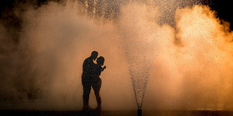 Ένα ζευγάρι στη Ρουμανία «σβήνει» την κάψα του καύσωνα με μια αγκαλιά δίπλα σε συντριβάνι 