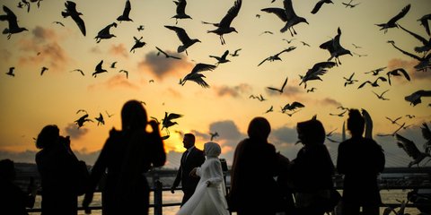 Στιγμιότυπο στη γέφυρα του Γαλατά, κατά το ηλιοβασίλεμα, στην Κωνσταντινούπολη / AP-Francisco Seco