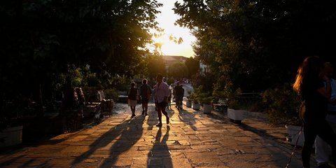Ένα γελαστό απόγευμα στην Πλάκα με το γλυκό Αττικό φως να λούζει τους Αθηναίους