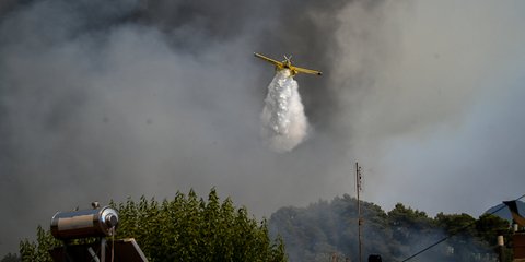 Ρίψη νερού από αεροσκάφος PZL, κατά τη μεγάλη πυρκαγιά στα Κρέστενα / Eurokinissi