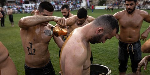 Και φέτος στο χωριό Σοχός του νομού Θεσσαλονίκης, οι πεχλιβάνηδες, αγωνίζονται αλειμμένοι με λάδι υπό τους ήχους ζουρνάδων και νταουλιών 