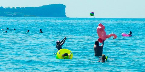 Όμορφες εικόνες παιχνιδιού στη θάλασσα, σε παραλία της Κέρκυρας... (ΚΟΝΤΑΡΙΝΗΣ ΓΙΩΡΓΟΣ EUROKINISSI)
