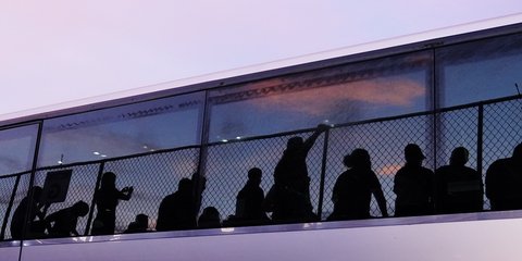 Απογοήτευση για τους εκατοντάδες πολίτες που έσπευσαν στο Ακρωτήριο Κανάβεραλ, για να παρακολουθήσουν της εκτόξευση του πυραύλου της NASA με προορισμό τη σελήνη... (AP Photo/Brynn Anderson)