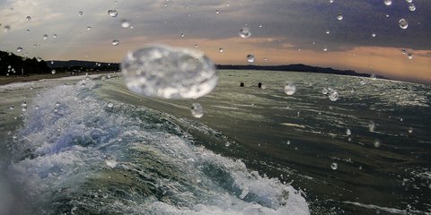 Καλοκαιρινή δύση με σύννεφα στην παραλία
