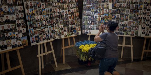 Οι προσευχές και το σιωπηρό κλάμα μιας γυναίκας, σε εκκλησία της Λβιβ, μπροστά στις φωτογραφίες των συμπατριωτών της που έπεσαν στο καθήκον... / (AP Photo/Emilio Morenatti)