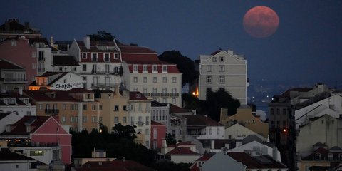 Η πανσέληνος του Αυγούστου «ανατέλλει» στην υπέροχη Λισσαβώνα