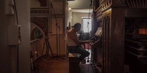 Τα πλήκτρα ενός πιάνου, ξυπνούν τις αναμνήσεις στο θέατρο της Σύρου 