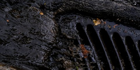 Η βροχή δεν μελαγχολεί, ξεπλένει