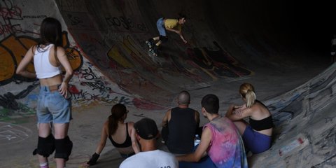 Νεαροί κάνουν ρόλερ στο Full Pipe στα Τρίκαλα