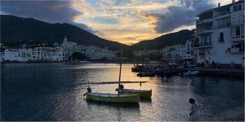 Γλυκιά αυγουστιάτικη δύση στο λιμάνι Cadeques της Ισπανίας 