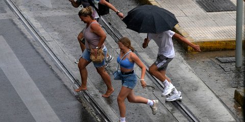  Τουρίστες στο κέντρο της Αθήνας τρέχουν να προστατευτούν από τη βροχή ακόμη και ξυπόλητοι! 