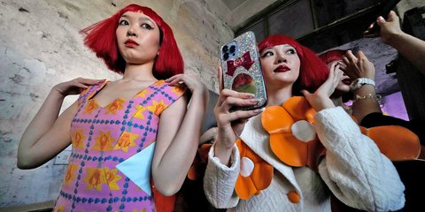 Μοντέλα ετοιμάζονται να βγουν στην πασαρέλα για την εβδομάδα μόδας στην Κίνα