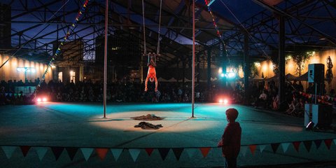 Ουρουγουάη: Ένας πιτσιρικάς παρακολουθεί έκθαμβος το Διεθνές Φεστιβάλ Τσίρκου στο Μοντεβιδέο 