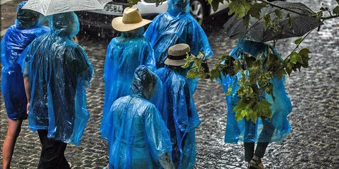 «Θυμάσαι τρέχαμε το φθινόπωρο  μες στη βροχή..» -Μίλτος Σαχτούρης 
