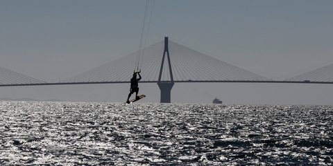 Εντυπωσιακό στιγμιότυπο από το πανελλήνιο πρωτάθλημα kite-surf