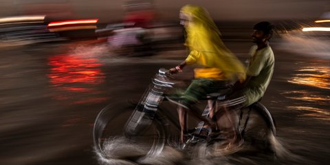 Ινδία: Δύο νεροί, καβάλα σε ποδήλατο, χαίρονται τη βροχή