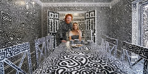 Ο Βρετανός καλλιτέχνης Σαμ Κοξ ή κος Doodle με την σύζυγό του Αλένα στο Doodle House 