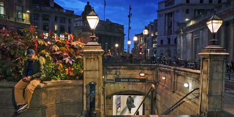 Φθινοπωρινό σούρουπο στο Λονδίνο, έξω από σταθμό μετρό