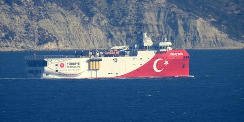 Το τουρκικό ερευνητικό σκάφος Oruc Reis ενώ διαπλέει το στενό της Χίου