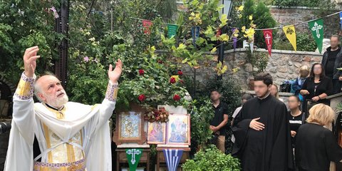 Παπάς Δημήτρης Λουπασάκης στον λυκαβηττό