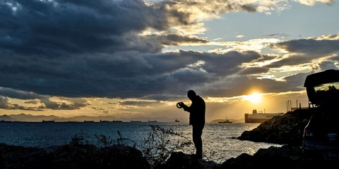 Η πιο μεγάλη ώρα: Φθινοπωρινό ψάρεμα τη δύση, από τα βράχια της Δραπετσώνας 