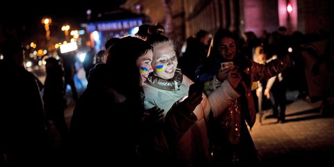 Ουκρανοί στο Κίεβο πανηγυρίζουν για την ανακατάληψη της Χερσώνας