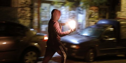 Νύχτα έντασης με μολότοφ και φωτιές σε κάδους στα Εξάρχεια -Μια προσαγωγή από την ΕΛ.ΑΣ.