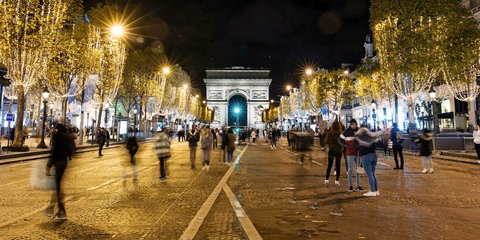 Παρίσι: Η μαγεία της ατμόσφαιρας των Χριστουγέννων στην κατάφωτη Σανς Ελιζέ