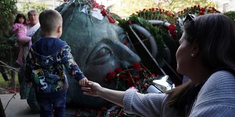 Πολυτεχνείο 2022: 49 χρόνια μετά, μια μητέρα δείχνει το δρόμο στο παιδί της