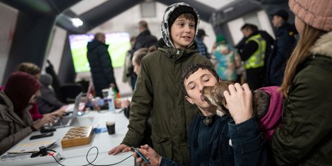 Κάτοικοι της πόλης Μπούκα, στην Ουκρανία, απολαμβάνουν λίγες στιγμές ζεστασιάς μέσα στο γκρίζο του πολέμου