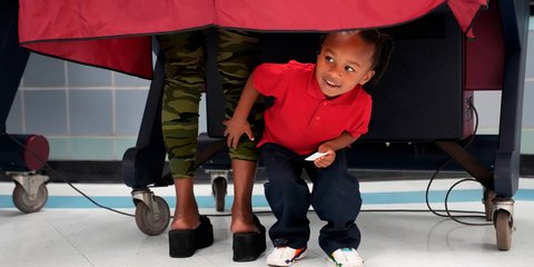 Ενδιάμεσες εκλογές ΗΠΑ: Ένας πιτσιρικάς παίρνει μαθήματα δημοκρατίας στην κάλπη