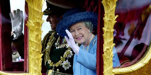 Η βασίλισσα Ελισάβετ στη βασιλική άμαξα 