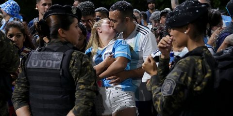 Ένα φιλί οπαδών της Αργεντινής περιμένοντας τον Μέσι με το τρόπαιο 