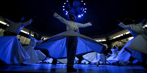 Περιστρεφόμενοι δερβίσηδες σε τελετή στην Τουρκία