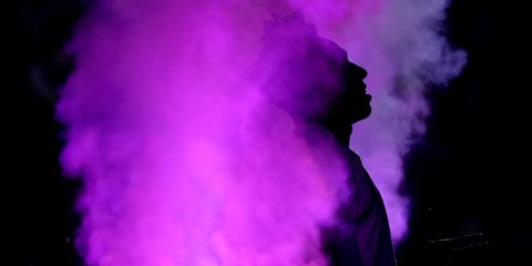 Εντυπωσιακή παρουσίαση παίκτη σε παιχνίδι μπάσκετ κολεγιακού πρωταθλήματος