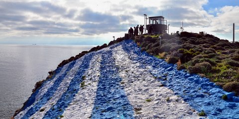 Η ελληνική σημαία ένα με τους βράχους, σε ακριτικό νησί 
