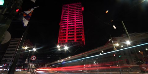 Ο πύργος του Πειραιά φωτισμένος 