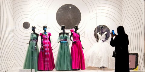 Φορώντας μπούργκα και παρατηρώντας τις πολύχρωμες βιτρίνες με τα χλιδάτα φόρεμα στο Mall του Κατάρ... 