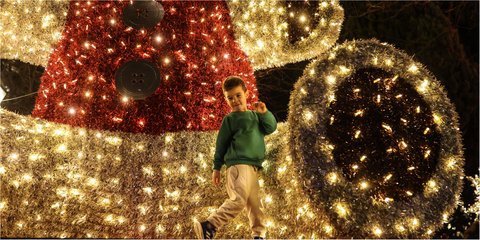 Γεννημένος σταρ: Πιτσιρικάς στη φωταγώγηση του χριστουγεννιάτικου δέντρου στο Σύνταγμα
