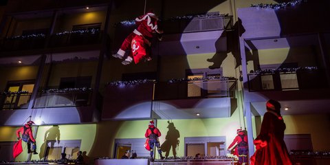 Πυροσβέστες στην Αθήνα σε ρόλο... Αϊ Βασίλη