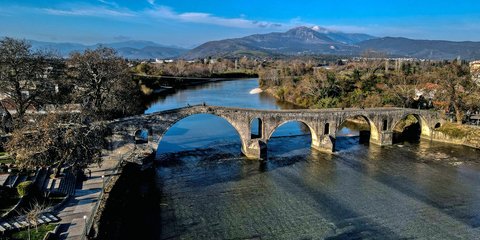 Το γεφύρι της Αρτας από ψηλά 
