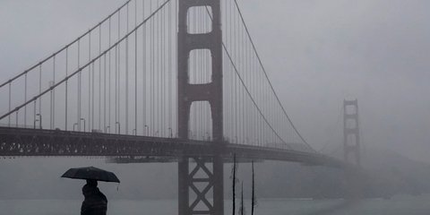 Η περίφημη γέφυρα Golden Gate στο Σαν Φρανσίσκο σκεπασμένη με ομίχλη 