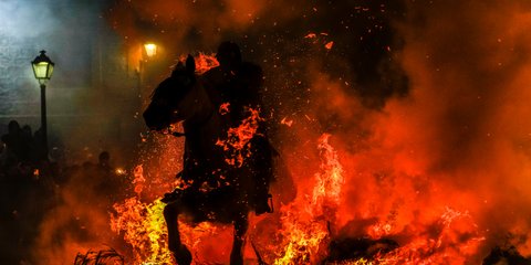 Αναβάτης και άλογο περνούν μέσα από τις φωτιές στη γιορτή του Αγίου Αντωνίου στο San Bartolome de Pinares της Ισπανίας 