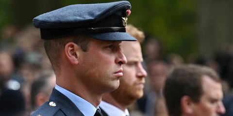 Πρίγκιπας Γουίλιαμ: Ένας «σάκος του μποξ» -«Καίγεται» αλλά παραμένει σιωπηλός στις προκλήσεις του Χάρι